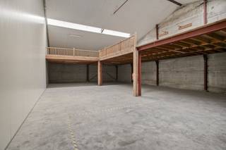 This 240 m² SME unit, located along the Brugsesteenweg in Kuurne, offers an excellent opportunity for companies looking for high-quality and...