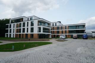 In een recente en stijlvolle residentie op de tweede verdieping bevindt zich dit prachtige nieuwbouwappartement. Gelegen op een rustige maar...