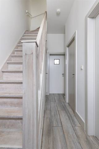 Welkom in deze charmante woning gelegen in het hart van Aalst. Met een bewoonbare oppervlakte van 115m² en een perceeloppervlakte van 140m², biedt deze goed onderhouden woning alles wat u nodig heeft voor comfortabel wonen. Bij binnenkomst wordt u verwelkomd door een lichte inkomhal die leidt naar de ruime leefruimte. De open indeling van de woonkamer en eetkamer creëert een gezellige en uitnodigende sfeer. Dankzij het grote dakraam baadt de ruimte in natuurlijk licht, wat een warme ambiance versterkt. De moderne keuken is volledig uitgerust en voorzien van stijlvolle kasten en werkbladen, ideaal voor de kookliefhebber. Grote openslaande deuren leiden naar de charmante achtertuin, waar u kunt ontspannen en genieten van de buitenlucht. De tuin biedt voldoende ruimte voor buiten dineren en tuinieren. De eerste verdieping herbergt een comfortabele slaapkamer en de badkamer, stijlvol en praktisch ingericht, met een stijlvolle wastafel en een moderne inloopdouche. Hier kunt u heerlijk ontspannen en genieten van uw moment van rust. De overige kamers op de 2de verdieping zijn flexibel inzetbaar als kinder-, logeer-, of bureauruimte. Hoewel de woning geen garage heeft, is er voldoende parkeergelegenheid in de directe omgeving. Met zijn centrale ligging geniet u van de nabijheid van winkels, scholen en openbaar vervoer, waardoor deze woning ideaal is voor gezinnen en jonge professionals. Mis deze kans niet om deze prachtige woning in Aalst te bezichtigen. Uw nieuwe thuis wacht op u!