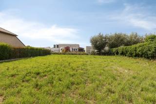 Op zoek naar een ruim perceel met heel wat mogelijkheden? Dit mooie, rechthoekige perceel van 656 m² biedt een uitstekende basis voor wie op zoek is naar een ruime bouwgrond in Roeselare. Dankzij de gunstige perceelvorm en mooie afmetingen biedt het tal van mogelijkheden voor toekomstige bouwplannen.<br /><br />Het perceel heeft een breedte van maar liefst 33,5 meter en een diepte van 23 meter, waardoor de grond een mooie en praktische verhouding heeft. <br /><br /><strong>Bouwvoorschriften:</strong>
<ul>
<li>Bebouwing: open bebouwing.</li>
<li>Bouwdiepte gelijkvloers: maximaal 20 m.</li>
<li>Bouwdiepte verdieping: maximaal 14 m.</li>
<li>Bouwhoogte: maximaal 2 bouwlagen.</li>
<li>Dakvorm: uitsluitend een hellend dak met pannen of leiendakpannen. Een plat dak is niet toegelaten.</li>
</ul>
Ook de ligging vormt een belangrijke troef. U geniet hier van een aangename woonomgeving in Roeselare, gecombineerd met de voordelen van het wonen in een goed bereikbare stad. Een ideale uitvalsbasis voor wie rust en ruimte wil combineren met de nabijheid van het dagelijkse leven, winkels, scholen, horeca en diverse voorzieningen.<br /><br />Een mooie opportuniteit voor wie op zoek is naar een ruim en veelzijdig perceel op een aantrekkelijke locatie in Roeselare.<br /><br /><strong>Interesse? </strong>Aarzel niet ons te contacteren op 051/201.400 of info@dicasa.be.