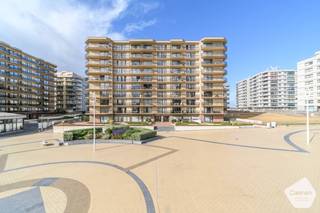Op een unieke ligging aan de Leopold I Esplanade bevindt zich dit ruime, lichtrijke en rolstoeltoegankelijke <strong>hoekappartement</strong>. Het grote <strong>zuidgerichte terras</strong> loopt rondom het volledige appartement en biedt de hele dag door aangename buitenruimte.<br /><br /><strong>Indeling</strong>
<ul>
<li>Ruime leef- en eetkamer</li>
<li>Open keuken met zicht op het terras</li>
<li><strong>Drie volwaardige slaapkamers</strong></li>
<li>Badkamer met douche en lavabo</li>
<li>Tweede badkamer met ligbad, lavabo en toilet</li>
<li>Afzonderlijk gastentoilet</li>
<li><strong>Groot zuidgericht terras rondom het appartement</strong></li>
<li>Ruime autostaanplaats inbegrepen</li>
</ul>
<strong>Troeven</strong>
<ul>
<li>Instapklaar en rolstoeltoegankelijk</li>
<li>Uitstekende ligging vlak bij zee</li>
<li><strong>Lichtrijk hoekappartemen</strong>t</li>
<li><strong>Drie slaapkamers en twee badkamers</strong></li>
<li>Royaal, zonnig terras</li>
<li><strong>EPC-label C</strong></li>
<li>Elektrische verwarming</li>
<li><strong>Autostaanplaats inbegrepen in de verkoopprijs</strong></li>
</ul>
Een unieke kans voor wie comfortabel en ruim wil wonen op een toplocatie aan zee. Ideaal als vaste woonst, tweede verblijf of interessante investering. Plan vandaag nog uw bezoek en ontdek dit bijzondere appartement!<br />