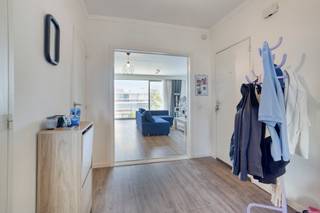 <p><strong>Starters appartement met 2-slaapkamer te Merskem van ca. 93m².<br /><br /></strong><strong>Indeling:<br /></strong>Aan de rechterkant van de inkomhal komen we binnen in de<strong> ruime leefruimte</strong> met toegang tot het instapklare keuken. Terug via de inkomhal heeft u toegang tot alle andere ruimtes van het appartement. Centraal, een gastentoilet en een badkamer voorzien van een wastafel en bad. Achteraan, twee volwaardige slaapkamers waarvan één toegang verleent tot het t<strong>erras.</strong></p>
<p><strong>Bijzonderheden: </strong><br />EPC label B (136 kWh/m²jaar);<br />Lage maandelijkse kosten;<br />Momenteel verhuurd;<br />Dak nog niet geïsoleerd.</p>
<p><strong>Ligging:<br /></strong>Ideaal gelegen aan de dynamische Groenendaallaan, met alle faciliteiten letterlijk om de hoek! Op wandelafstand van grote winkels, openbaar vervoer en Kinepolis, en uiterst vlot bereikbaar dankzij de directe aansluiting op de Antwerpse Ring.</p>
<p><strong> </strong></p>