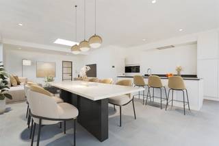 Zeer ruime, hoogkwalitatieve nieuwbouwwoning!Belangrijkste troeven:- Ideale ligging in doodlopende straat op wandelafstand van het centrum- Volledig...