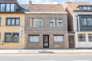 VRAAGPRIJS 199.000,00 euro!<br /><br />Ruime, instapklare rijwoning in het centrum van Oostrozebeke, op wandelafstand van scholen, openbaar vervoer, winkels, etc. Deze eigendom omvat een bewoonbare oppervlakte van 162m² met mogelijkheden tot bestemmingswijziging (bv: kantoor, horeca, praktijk voor vrije beroepers, etc.).<br /><br />INDELING:<br />Een grote gelijkvloerse polyvalente ruimte bestaande uit 2 delen die kan dienen als leef- of praktijkruimte. Aansluitend is er de keuken. Achteraan is er nog een living. Op heden ligt hier overal een tapijt, maar hieronder is er een gehele terracotta vloer aanwezig. Verder op het gelijkvloers is er een gastentoilet, berging en een koer met doorgang naar de straatkant.<br /><br />Op het eerste verdiep zijn er 3 grote slaapkamers, een badkamer met lavabomeubel, ligbad/douche en toilet.<br />Verder is er een ruime zolderverdieping aanwezig.<br /><br />TROEVEN:<br />- Overal dubbele beglazing;<br />- Nieuwe warmwaterboiler (2020);<br />- Zolder geïsoleerd;<br />- Elektriciteit conform (tot 2045);<br />- Polyvalente ruimte met mogelijkheid tot praktijkruimte;<br />- Mogelijkheid tot het maken van een mooi zonnig dakterras.<br /><br />Volgens simulatie gebaseerd op het huidige EPC is het doortrekken van CV op aardgas in heel de woning voldoende om van EPC F naar EPC D (377 kWh/m² jaar) te gaan. Kostprijs hiervan plusminus 10.000,00 euro. <br /><br />Aarzel niet langer en plan nú uw bezichtiging in met Lukas: +32 477 09 91 02.<br />