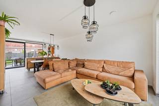 <strong>Energieneutrale gezinswoning (A+) met 3 slaapkamers, carport en afgewerkte tuin op een gunstige locatie</strong><br />Bent u op zoek naar een moderne, instapklare gezinswoning waar u meteen kunt genieten van hedendaags comfort, een <strong>energiezuinige woonst</strong> en een verzorgde recente afwerking?<br />Dan verdient deze <strong>recente halfopen bebouwing uit 2020</strong> absoluut uw aandacht.<br /><br />De woning valt onmiddellijk op door haar strakke, hedendaagse architectuur met witte gevels, kubusvormige volumes en plat dak.<br />Achter deze moderne uitstraling schuilt een praktische en <strong>aangename gezinswoning met 141 m² bewoonbare oppervlakte</strong>, gelegen op een rechthoekig perceel van 313 m².<br /><br />Ook de ligging vormt een belangrijke troef. De woning bevindt zich in een rustige en <strong>kindvriendelijke woonomgeving</strong>, terwijl winkels, scholen, openbaar vervoer en het centrum vlot bereikbaar zijn.<br />Het centrum ligt op fietsafstand en dankzij de <strong>uitstekende aansluiting</strong> op onder meer de Rijksweg (N36) en de E403 zijn ook omliggende steden en gemeenten bijzonder vlot bereikbaar.<br /><br />Bij het binnenkomen beschikt de woning over een verzorgde inkomhal met vestiaireruimte en afzonderlijk gastentoilet. Van hieruit bereikt u de lichtrijke leefruimte met aansluitend de open keuken. De open indeling zorgt voor een aangename verbinding tussen koken, eten en wonen en maakt van deze ruimte het centrale hart van de woning.<br />Aansluitend is een praktische berging voorzien met toegang tot de carport, deze bergruimte is ideaal voor voorraad, wasmachine, droogkast en technische voorzieningen.<br /><br />Op de verdieping bevinden zich drie volwaardige slaapkamers, waardoor de woning bijzonder geschikt is voor een gezin of voor wie graag over een extra bureau- of hobbykamer beschikt.<br />De ruime badkamer is compleet uitgerust met ligbad, afzonderlijke douche en dubbele wastafel. Daarnaast bevindt zich op de verdieping nog een tweede, afzonderlijk toilet.<br /><br />Ook buiten werd werkelijk aan alles gedacht. De tuin, omheining en oprit zijn volledig aangelegd, waardoor er na aankoop geen bijkomende kosten nodig zijn om de buitenomgeving af te werken.<br />De woning beschikt bovendien over een <strong>carport met aansluitende tuinberging</strong>, zodat zowel de wagen, fietsen als tuinmateriaal praktisch kunnen worden opgeborgen.<br /><br /><strong><u>Uitzonderlijk energiezuinig</u></strong><br />Op energetisch vlak behoort deze woning tot de absolute uitblinkers.<br />Met een EPC-label A+ en een negatieve energieprestatie van -1 werd sterk ingezet op een laag energieverbruik en hedendaags wooncomfort.<br />De woning beschikt onder andere over een warmtepomp, vloerverwarming op het gelijkvloers, ventiloconvectoren op de verdieping, zonnepanelen en een ventilatiesysteem D.<br />Dit resulteert niet alleen in een aangenaam binnenklimaat, maar biedt ook een belangrijke bescherming tegen toekomstige energiekosten.<br /><br /><u><strong>Volledig instapklaar</strong></u><br />De woning werd volledig afgewerkt en geschilderd en ook de tuin, omheining en oprit zijn reeds voorzien. <br /><strong>Een bijkomend financieel voordeel is dat deze eigendom wordt verkocht onder het registratiestelsel. Er dient bijgevolg geen btw op de aankoopprijs te worden betaald.</strong><br /><br />Wie op zoek is naar een recente, moderne en bijzonder energiezuinige woning met drie slaapkamers, een volledig aangelegde buitenruimte en een uitstekende bereikbaarheid, vindt hier een zeer compleet aanbod.<br />Een woning die op papier al heel wat troeven heeft, maar die u vooral ter plaatse moet ontdekken. Een bezoek is dan ook absoluut de moeite waard.<br /><br /><strong>EPC -2 kWh/m2 (A+) E-Peil -1</strong><br /><br />+ Recente halfopen woonst in een kindvriendelijke omgeving<br />+ Energie-positieve woning (negatief E-Peil-<br />+ Carport en tuinberging reeds voorzien<br />+ Volledig geschilderd en instapklaar<br />+ Warmtepomp, vloerverwarming, ventilatiesysteem D & zonnepanelen<br />+ Aangelegde tuin met terras en omheining<br />+ Verkoop onder registratiestelsel, <u>GEEN</u> BTW van toepassing<br /><br /><strong>BEZOEK- EN BIEDMOMENT ZATERDAG 7 NOVEMBER 2026 van 10u tem 12u (mits afspraak)</strong><br /><br />KOOP DEZE TOPPER RECHTSTREEKS VAN DE EIGENAARS!<br /><br />0477/35.58.76 of josneyens56@gmail.com<br /><br />DEZE WONING WORDT VERKOCHT ZONDER VASTGOEDMAKELAAR!<br /><br />Ook beslist om uw eigendom te verkopen? Bespaar de makelaar dankzij onze reeds bewezen succesformule.