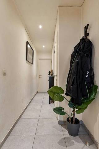 Appartement op het gelijkvloers met 2 slaapkamers en koer te huur in Boom.Indeling :- woonkamer- open uitgeruste keuken- badkamer met lavabo...