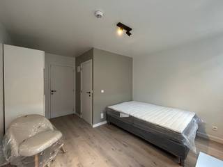 <span><strong>***alle informatie op www.connect-immo.be***</strong></span><br /><br /><strong>De Tiensestraat</strong><span> </span>ademt sfeer met zijn<span> </span><strong>heterogeen straatbeeld</strong>: enerzijds heb je de verschillende stijlen van historische gebouwen en anderzijds kan je er een combinatie vinden van woonhuizen, handelspanden en kantoren.<br /><br /><span>Niet alleen de leuke ligging van het pand is een troef maar ook de faciliteiten in de nabijheid zijn mooi meegenomen. Supermarkten, scholen, campussen, aula’s, faculteiten, printshops, apotheek… op wandel/ fietsafstand. Wil je graag een avondje stappen dan is de Oude Markt op wandelafstand. Ook voor een hapje en drankje ben je in de Parijsstraat/ Muntstraat/ Tiensestraat aan het juiste adres. Leuven zit vol met verborgen schatten en met een kot in de Tiensestraat zal het een dagelijkse ontdekking zijn.<br /></span><br /><span>Deze studentenresidentie is een </span><strong>vernieuwbouwproject</strong><span>. De renovatie wordt uitgevoerd met aandacht voor detail, afwerking en kwaliteitsvolle materiaalkeuze. Ook voldoet het gebouw aan </span><strong>de gevraagde strenge energiezuinigheidsnormen.</strong><span> De entiteiten zijn kamers eigen sanitair, dewelke volledig bemeubeld aangeboden worden. Bovendien is er </span><span>een gemeenschappelijke keuken aanwezig zodat studenten samen kunnen kokerellen! Een echte troef aan dit pand is de gemeenschappelijke buitenruimte, waar de studenten gezellig samen kunnen ontspannen!<br /></span><br /><span><strong><span>Interesse? Vraag je brochure op en plan uw bezoek in met onze Expert Investeringsvastgoed: Jacky@connect-immo.be of 0495 53 46 49</span><br /></strong></span><br /><span>EPC: 13 kWh/m2jaar - A label - 3010931</span><br /><strong>Verkoop onder het registratiestelsel</strong><br /><span>Wg, G</span><span>dv, Gvkr, Gvv</span>