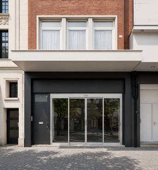 **Geweldige handelsopportuniteit in hartje Leuven**Op het Rector De Somerplein, niet voor niets het meest gegeerde plein van Leuven zoals...