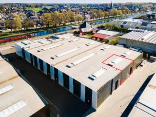 Gelegen langs het kanaal Dessel-Schoten. <br />Mogelijkheid te combineren met Unit 10 +8+12 met in totaal 1,125m² opslagruimte en 126m² kantoorruimte. Voorwaarden op kantoor. <br />Automatische inrijpoort 4.50m hoogte x 4.00m breedte. Plafondhoogte : 7.00m voor unit 8 en 10, 8.00m voor unit 13 <br />Units 8 + 10 hebben een breedte binnen van 12.36m en een diepte binnen van 29.825m <br />Unit 13 heeft gelijkvloers een oppervlakte van 12,33m x 17,02m waarvan de helft gelijkvloers als kantoor ingericht + hetzelfde volume op het verdiep met keukenblok en kantoorruimte.<br />Unit 12 heeft een binnenafmeting van 12,33m x 12,66m<br />Bijzonderheden: <br />- Brandmuren tussen de loodsen voorzien <br />- Rookluiken aanwezig <br />- Lichtstraat centraal in de daken <br />- 2 parkeerplaatsen inbegrepen - Extra parkeerplaatsen bij te kopen indien gewenst <br />- Unit 13 heeft een regenwaterput en 2 inrijpoorten + 2 deuren. <br />- Vaste kosten : 160€/maand<br />- Verkoop onder registratiebelasting.