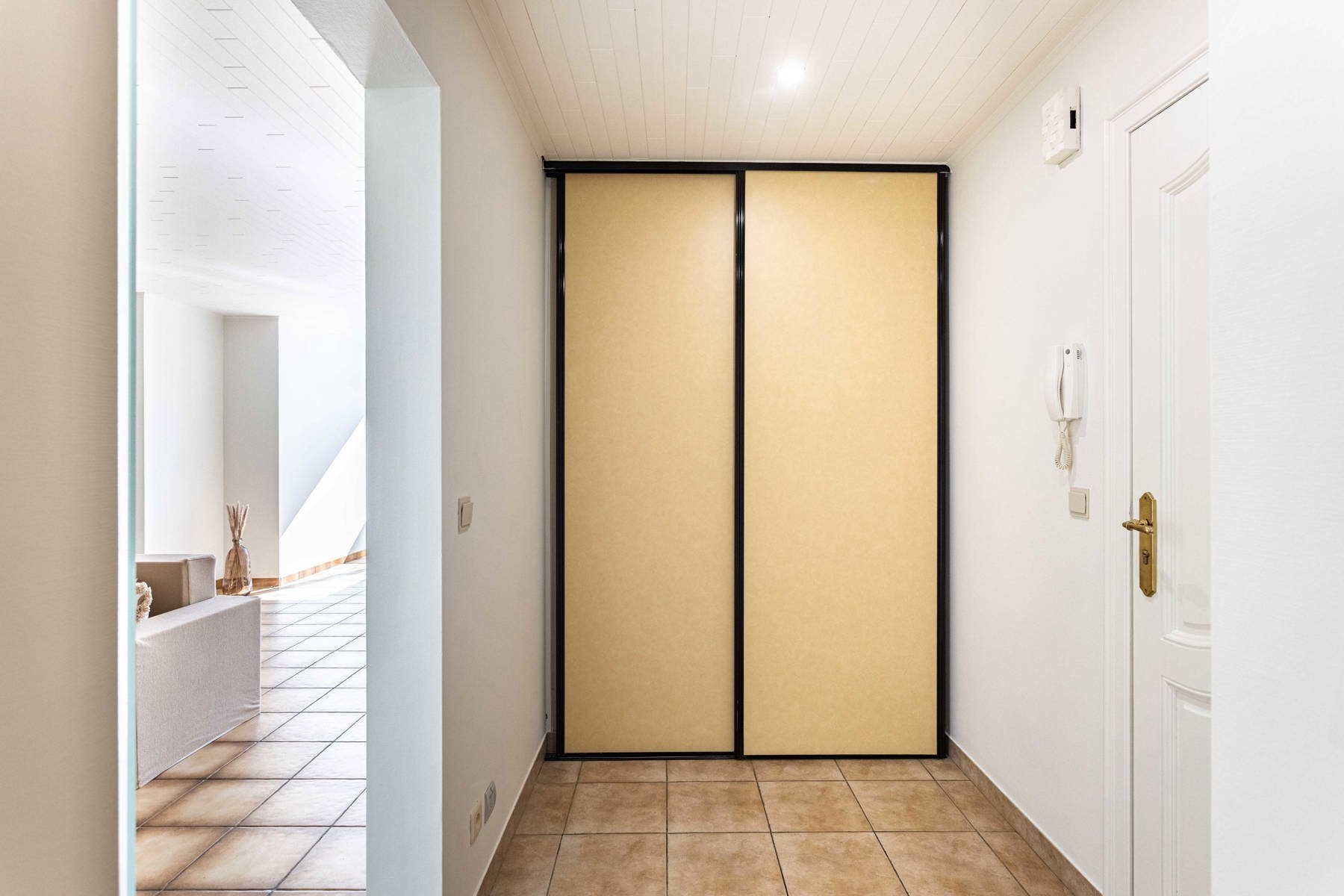 Ruim appartement met 2 kamers en garage in rustige straat - foto 4