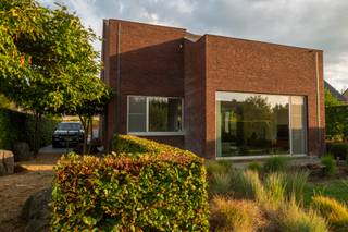 <p>Deze prachtige alleenstaande woning is een absolute aanrader voor wie waarde hecht aan hoogwaardige afwerking, kwalitatieve materialen en tijdloos wooncomfort. Bij de inrichting en afwerking werd duidelijk gekozen voor kwaliteit, duurzaamheid en oog voor detail. <br />De inkomhal geeft toegang tot een gastentoilet en een aparte bureau- of praktijkruimte. De indrukwekkend ruime leefruimte heeft grote raampartijen en biedt een prachtig zicht op de tuin. <br />De stijlvolle, geïnstalleerde keuken sluit hier mooi bij aan en vormt samen met de leefruimte een bijzonder aangename woonomgeving. Praktisch comfort is verzekerd dankzij de kelder, ruime berging met wasplaats en rechtstreekse toegang tot de tuin. Buiten geniet je van een fraai aangelegde tuin met ruim terras en tuinberging. De oprit biedt plaats aan 4 wagens. <br />Op de verdieping zijn er 3 ruime slaapkamers, een aparte dressing, een kwalitatief afgewerkte badkamer met grote inloopdouche en dubbele lavabo en een apart toilet. De ruime bergzolder biedt extra stockage.<br /><br />Extra troeven</p>
<ul>
<li>EPC A</li>
<li>warmtepomp + koelfunctie</li>
<li>ventilatie</li>
<li>vloerverwarming</li>
<li>alarmsysteem</li>
<li>zonnepanelen</li>
<li>15000l regenwater</li>
<li>grondwaterput</li>
<li>zonnescreens</li>
<li>elektrische schuifpoort met parlofoon</li>
</ul>
<p>Deze woning is te koop ZONDER makelaar via Smart Houses. Wenst u verdere inlichtingen of een bezoek? Contacteer rechtstreeks de eigenaar via 0492/58.62.96</p>