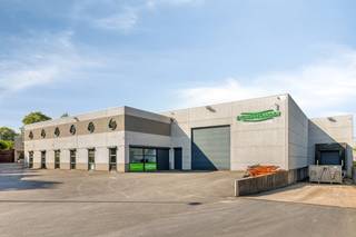 Bedrijfsgebouw met een nuttige oppervlakte van meer dan 1.800 m², op een perceel van 4.348 m² te koop in de ambachtelijke zone te Oostkamp. <br /><br />INDELING:<br />Het bedrijfsgebouw werd gebouwd in 2003 en bestaat uit:<br />- Loods (1.627m²) met een vrije hoogte van 7 meter en nokhoogte van ca. 8 meter. Toegang tot de bergruimte 200m² boven het kantoor.<br />- Kantoor (200m²) bestaande uit verschillende ruimtes, gedeeltelijke showroom en sanitair.<br />- Woonst (280 m²), lichtrijk gebouwd en grenzend aan de residentiële buurt. Gelijkvloers (140 m²) met zonnige woonkamer, aparte geïnstalleerde keuken, toilet, ruime wasplaats/berging, inkomhal en met een dubbele garage. Eerste verdieping met 5 slaapkamers en 2 badkamers, toilet en ruime hal. De woonst ligt erg rustig achterin, omgeven van groen en geniet van fraaie tuin met vijver en terrassen. <br /><br />AFWERKING EN VOORZIENINGEN:<br />- Gebouwen in bleke en donkere silexpanelen, staalconstructie, gepolierde betonvloer met afwatering, dorpels in blauwe hardsteen, schrijnwerk (DG) in donkergrijze aluminium. <br />- Instapklare burelen met inbouwkasten, inbouwverlichting, alarm,... <br />- Drie automatische sectionale poorten <br />- Laad -en loskade<br />- Verwarming op aardgas, LED-verlichting, geïsoleerd dak (10cm) met roofing en grote lichtstraat.<br />- Ruime parkeer- en circulatiezone gecombineerd met verzorgde groenzones.<br />- Regenwaterputten 30.000 liter.<br />- Elektriciteit: 3N400V, laadpaal, zonnepanelen: 16KWp. De resterende groenestroom-certificaten worden mee verkocht.<br /><br />LIGGING:<br />Gesitueerd op industrieterrein "De Leite" te Ruddervoorde/Oostkamp, vlot bereikbaar via E40 en E403. Perceel gelegen in zone voor onschadelijke en ongevaarlijke ambachtelijke bedrijven en KMO's die niet hinderlijk zijn.<br /><br />Deze eigendom gebeurt preferentieel via een aandelentransactie, de vermelde prijs is de vastgoedwaarde in de vennootschap, op welke basis de waarde van de aandelen wordt berekend. Wil je een afspraak vastleggen of wens je meer info omtrent deze eigendom, neem dan contact op met de dossierverantwoordelijke, Alexander Deloof - 0476 531 523 - alexander@dewaele.com. <br /><br />Aarzel zeker niet ons te contacteren indien dit bedrijfsvastgoed bestaande uit een bedrijfsgebouw met kantoor en woonst te koop in Ruddervoorde u mogelijks kan interesseren.<br /><br />Bestuursmaatregelen in het maatregelenregister: nee
