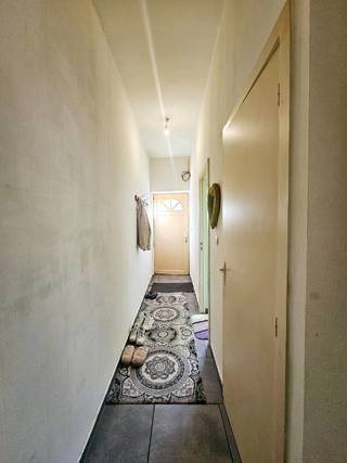 Gezellige rijwoning met aangename stadstuin voorzien van een recht van doorgang achteraan. Ideaal voor fietsen, afvalcontainer edm.Woning bestaande...