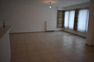 <p><span>Ruim en kwalitatief appartement te huur in het centrum van Houthalen-Helchteren.</span><br /><span>Bij het betreden van het appartement komen wij in de hal terecht, zo kunnen we doorgaan naar de leefruimte en keuken.</span><br /><span>Verder is er een apart toilet, badkamer, extra bergruimte en 2 slaapkamers met een terras, er is ook een bergruimte aanwezig in het appartement zelf + een bergruimte in de kelderverdieping.</span><br /><span>In de kelder is er een autostaanplaats voorzien en een ruimte aanwezig voor de fietsen.</span><br /><span>De algemene onkosten bedragen €85 per maand.</span><br /><span>Autostaanplaats inbegrepen.</span></p>
<p>Totaal inclusief kosten bedraagt €980/maand</p>
<p><br /><br /><br /><span>+ 2 Bergruimtes</span><br /><span>+ Zeer gunstig EPC attest</span><br /><span>+ Lift aanwezig</span><br /><span>+ Aardgas</span><br /><span>+ Autostaanplaats<br /></span>+ Goede ligging<br /><br /><br /><br /><span>Heeft u interesse in dit ruime appartement gelegen in het centrum van Houthalen-Helchteren dan kan u ons altijd contacteren via info@immo-bosmans.be of op het nummer 0499/30.87.87</span></p>
