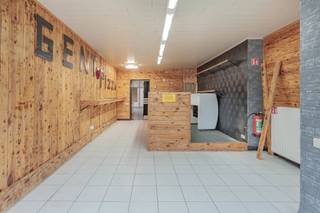 Gentstraat 361: Strategisch gelegen handelspand met ruim duplex appartement nabij centrum Oostakker. Ligging: Mobiscore: 8,1/10 Centrale en...