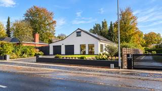 Gelegen in het rustige Waasmunster bevindt zich deze volledig gerenoveerde bungalow, die comfort, stijl en praktisch wonen perfect combineert. Bij het betreden van de woning komt u in de inkomhal, die toegang biedt tot de lichtrijke living. <br /><br />De ingerichte keuken is volledig vernieuwd en uitgerust met moderne toestellen. Ook de badkamer werd volledig vernieuwd en straalt frisheid en comfort uit, een apart toilet is aanwezig. <br /><br />De woning beschikt over drie slaapkamers, elk met voldoende ruimte en lichtinval. Daarnaast is er een zolder, die extra opbergmogelijkheden biedt. Aan de achterzijde bevindt zich een aangelegde tuin met terras, waar het heerlijk vertoeven is tijdens zonnige dagen of gezellige avonden.<br /><br />Een bijkomende troef is de dubbele garage, die zorgt voor ruime parkeergelegenheid en bijkomende bergruimte.<br /><br />De bungalow is uitgerust met vloerverwarming, zonnepanelen en een warmtepomp, wat niet alleen zorgt voor een energiezuinige woning, maar ook voor een aangenaam binnenklimaat.<br /><br />De huurprijs bedraagt €1.500 per maand, met €80 vaste kosten per maand ( inbegrepen in de maandelijkse kosten: het onderhoud van de waterpomp, het ventilatiesysteem en snoeiwerk borders en haag). De woning is beschikbaar vanaf 12/2026<br /><br />Deze prachtig gerenoveerde bungalow is ideaal voor wie op zoek is naar een instapklare, gelijkvloerse woning met een rustige ligging en alle hedendaags comfort.<br />Interesse? Neem gerust contact met ons op voor meer informatie of om een bezichtiging in te plannen.