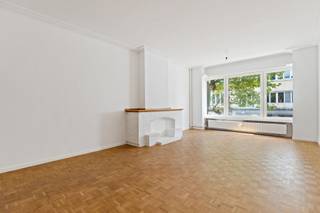 In een rustige, doodlopende straat midden in het bruisende hart van Antwerpen bevindt zich dit recent gerenoveerde appartement (2025). Hier geniet...