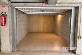 Ondergrondse garagebox te koop in De Haan!<br /><br />Op zoek naar een veilige parkeerplaats of extra opslagruimte? Deze ondergrondse garagebox, gelegen in de Goudfazantlaan 11 te De Haan, is nu te koop.<br /><br />Afmetingen:<br /><br />Breedte poort: 2,34 m<br /><br />Diepte: 5,15 m<br /><br />Hoogte: 1,80 m<br /><br />Richtprijs: € 39.000<br /><br />Elk ernstig bod wordt met de nodige aandacht in overweging genomen.<br /><br />Interesse? Neem vrijblijvend contact op met Victor via victor@immofrancois.be of 0470 64 60 28 voor meer informatie of een bezoek ter plaatse.<br /><br />