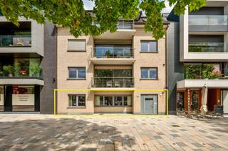 <p><span><span>Alweer VERKOCHT op 1e BEZOEKDAG. Contacteer RANDY REMUE 0479/ 99. 99. 90 als u ook op 1 DAG wil verkopen.</span></span></p><p>"ABSOLUTE TOPPER" - Afspraak ENIGE BEZOEKDAG ENKEL telefonisch via Randy Remue op 0479/ 99. 99. 90, meer info via Facebook "Remue Randy" - LIKE de pagina en blijf op de hoogte van alle nieuwe woningen. De stukken van de woning zijn te consulteren op www.immo-zone.be. In hartje SINT-LIEVENS-HOUTEM vinden we op het mooie Marktplein te nr 20 dit perfect instapklare gelijkvloers appartement met 2 slaapkamers en garage terug. Indeling: Wet betreden het appartement via de inkomhal met gastentoilet. Vervolgens gaan we naar de lichtrijke leefruimte bestaande uit zithoek en eetplaats en open keuken, voorzien van alle toestellen en met aansluitend een handige bergruimte met lavabo. We begeven ons verder naar de badkamer met douche en wastafel. Verder in het appartement vinden we nog de 2 ruime slaapkamers. De ruime garage aansluitend op het appartement is zeker een troef. Dit pand is een ABSOLUTE TOPPER voor starters, gezinnen of investeerders. Gelegen vlakbij winkels, scholen, openbaar vervoer en op 6 km van de autosnelweg. <br />P-score: A / G-score: A. VOOR ZEER SNELLE BESLISSERS!!<br />IMMO ZONE RHODELAND RANDY REMUE 0479/99. 99. 90 </p>