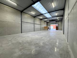 <p>Deze loods/KMO-unit is gelegen te Heule (Kortrijk) – Businesspark “Boxx” op enkele min. van de R8 en met een vlotte verbinding via autosnelweg naar GENT-ROESELARE-BRUGGE. Kortom deze unit geniet een unieke locatie en uitstraling en is bestemd voor allerhande ambachten, productie, opslag, …</p>
<p>Algemene info:<br />– opp. loods: 292 m²; breedte loods: +/- 10,5 m &amp; lengte loods: +/- 27,5 m<br />– LED-verlichting<br />– ruime sectionale inrijpoort + aparte toegangsdeur aanwezig (hoogte inrijpoort: 4,5 m &amp; breedte: 4 m)<br />– drijfkracht aanwezig + watertoevoer (regenput) + toevoer aardgas<br />– polybetonvloer + lichtstraat aanwezig<br />– hoogte muren loods: +/- 6m<br />– 2 parkeerplaatsen aanwezig voor de loods<br />– houtconstructie aanwezig voor inrichting bureel &amp; toilet</p>
<p>Indien u meer info of een bezoek wenst, contacteer Immo-deal bv: 0486 72 70 73.</p>