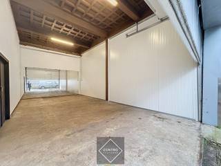 <p><strong><u>Benaderende AFMETINGEN</u></strong><strong>:</strong> <br />10m x 5m; 50m <br /><u>Gebruik van de gemeenschappelijke toiletten naast de deur.</u><br /><br /><strong><u>AFWERKING</u>: </strong></p>
<ul>
<li>Betonnen constructie</li>
<li>Bevloering in beton</li>
<li>Gemetste wanden aluminium bardagepanelen</li>
<li>TL-lampen</li>
<li>Stopcontacten</li>
<li>Vrije hoogte: 4,5 m</li>
<li>Nieuwe elektrische sectionaalpoort (h: 3m; b: 4m)</li>
</ul>
<p><br /><strong><u>NUTSVOORZIENINGEN</u></strong><strong>: </strong><br />Elektriciteit (via tussenteller, voorschot € 30,00 per maand).<br /> </p>
<p><strong><u>LIGGING</u></strong><strong>: </strong><br />Vlotte bereikbaarheid op de Pathoekeweg, op 1 km van centrum Brugge.<br /> </p>
<p>* <u>Bijzonderheden</u>:<br />- De maandelijkse huurprijs is exclusief de onroerende voorheffing (€ 425,-/maand), gemene kosten (€ 30,00/maand) en verbruik.<br />- Onze referentie op <strong>www.centro.be</strong> : <strong>P0350-A </strong>of contacteer ons op <strong>050 70 01 02</strong> of contacteer ons voor een vrijblijvende bezichtiging.</p>