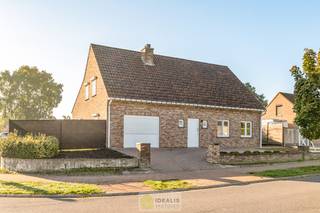 <strong>IDEALIS VASTGOED – ZEER RUIME EENGEZINSWONING MET EEN KNAPPE LEEFRUIMTE MET AANSLUITEND OPEN MODERNE KEUKEN, MOMENTEEL 3 SLAAPKAMERS MAAR MOGELIJKHEID TOT 4 SLAAPKAMERS, 2 BADKAMERS, ONDERKELDERD EN VOLLEDIG AANGELEGD MET EEN KNAPPE TUIN EN HEERLIJK OVERDEKT TERRAS OP EEN PERCEEL VAN 5A 63CA! Deze ruime gezinswoning omvat +- 215m² netto bewoonbare oppervlakte met een aangename woonkamer bestaande uit zit-en eetgedeelte, een open moderne keuken, 3 slaapkamers maar mogelijkheid tot 4 slaapkamers en 2 badkamers. Een unieke kans voor kandidaten op zoek naar een ééngezinswoning voorzien van alle faciliteiten en comfort op een fijne locatie in een residentiële wijk tussen de centra van Oudsbergen, Bocholt, Bree en Peer! De huidige eigenaars hebben de woning in 2023 gerenoveerd en o.a. voorzien van vloerverwarming, een warmtepompboiler en 2 lucht-luchtsystemen om te koelen en warmen!!</strong><br /><br /><strong>LIGGING: </strong><br />Deze woning is gelegen op een aangenaam perceel, in een rustige straat in het rustige Meeuwen-Gruitrode, deel van Oudsbergen. Vanuit deze locatie is men op enkele autominuten verwijderd van zowel de centra van Meeuwen, Wijshagen, Bocholt, Bree en Peer. Sportfaciliteiten, een krantenwinkel, horeca, en vooral ook een heel groene omgeving zijn op wandelafstand bereikbaar. Een rustige ligging gecombineerd met een vlotte verbinding ten opzichte van omliggende gemeenten.<br /><br /><strong>INDELING: </strong><br /><strong>Gelijkvloerse verdieping: </strong><br />– inkomhal/sas – royale leefruimte met zit- en eetgedeelte met aansluitend goed uitgeruste open keuken (voorzien van alle comfort en veel opbergruimte) – toilet gelijkvloers – garage (momenteel ingericht als leefruimte) – hobbyruimte – badkamer gelijkvloers (voorzien van douche en enkele wastafel) – wasplaats –<br /><br /><strong>Bovenverdieping: </strong><br />– Ruime nachthal – slaapkamer 1 – slaapkamer 2 – slaapkamer 3 (momenteel ingericht als master bedroom met dressing) – badkamer bovenverdieping (voorzien van bad en enkele wastafel) – toilet bovenverdieping –<br /><br /><strong>Kelder:</strong><br />– Het grootste gedeelte van de woning is onderkelderd, het overige gedeelte is toegankelijk via kruipkelder –<br /><br /><strong>Tuin: </strong><br />– Woning gelegen op een volledig aangelegd perceel met een overdekt terras van + - 22m², de tuin is volledig omheind –<br /><br /><strong>EXTRA TROEVEN:</strong><br />- Fijne locatie, centraal t.o.v. omliggende gemeenten<br />- Rustige residentiële wijk<br />- Zeer degelijk gebouwde woning<br />- Bouwjaar 1997 – renovatie 2023<br />- Gelijkvloers vloerverwarming - 1ste verdieping radiatoren<br />- Lucht-luchtsysteem gelijkvloers en 1ste verdieping<br />- Onderhoudsvriendelijke afwerking<br />- Prachtige leefruimte met open keuken<br />- Goed uitgeruste en verzorgde keuken<br />- 3 slaapkamers<br />- Mogelijkheid tot 4 slaapkamers<br />- 2 badkamers<br />- Hobbyruimte/werkruimte<br />- Heerlijk overdekt terras<br />- Energievriendelijke woning met gunstig EPC B<br />- Elektrische installatie conform<br /><br /><strong>Stedenbouwkundige Inlichtingen:</strong><br />Bouwvergunning – Woonuitbreidingsgebied - Geen dagvaarding - Geen voorkooprecht – Verkavelingsvergunning<br /><br /><strong>E-peil: </strong>EPC: 200 kWh/m² <strong>met certificaatnummer:</strong> 20260823-0003939044-RES-1<br /><br /><strong>O-peil:</strong> niet overstromingsgevoelig gebied<br />P-score: A<br />G-score: A<br /><br /><strong>Benieuwd naar deze woning?<br />Wenst U advies omtrent uw eigen woning? Graag plannen wij vrijblijvend met U een afspraak in om onze expertise met U te delen, steeds tot Uw dienst!!<br />Neem contact op met IDEALIS VASTGOED op 011/515 565 of mail naar info@idealisvastgoed.be!</strong><br />
