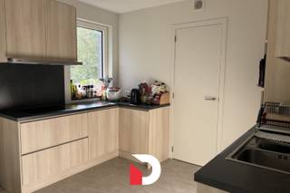BEZOEKMOMENT VOLZET! Dit gelijkvloers nieuwbouwappartement gelegen te Sint-Michiels omvat een ruime inkomhal, lichtrijke leefruimte, praktisch geïnstalleerde keuken met combi-oven, kookplaat, vaatwasser,... Aan deze keuken heb je een bergruimte waar ook de aansluiting voor de wasmachine terug te vinden is. De badkamer heeft een ruime inloopdouche, dubbele lavabo, spiegelkast met verlichting en handdoekradiator. Toilet is afzonderlijk. Er zijn 2 slaapkamers aanwezig. De grote troef van dit appartement zijn de twee ruime terrassen samen 55 m². Bij het appartement zijn ook nog een kelderberging én autostaanplaats inbegrepen! Gemeenschappelijke kosten: € 85/maand provisie. EPC: 98 kWh/m², label: A. Plan eenvoudig uw bezoek via onze website: www.delbecque.immo.