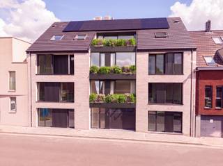 <strong>Oplevering voorzien begin november 2026 – aankoop mogelijk aan 6% BTW op de constructiewaarde!</strong><br /><br />Wonen in het hart van Meise, met comfort voor de toekomst!<br /><br />Ontdek dit schitterende nieuwbouwappartement met 2 slaapkamers op de eerste verdieping met een aangenaam terras, gelegen in een stijlvolle en kleinschalige BEN-residentie in het centrum van Meise.<br /><br />De residentie omvat slechts 8 ruime appartementen en combineert een tijdloze architectuur met het meest moderne wooncomfort. Dankzij het BEN-label geniet u van een bijzonder energiezuinige woning, lage verbruikskosten én een toekomstgerichte investering.<br /><br />Extra comfort wordt voorzien met ondergrondse autostaanplaatsen, ruime private kelders en een lift die alle verdiepingen vlot bereikbaar maakt.<br /><br />Modern wonen, energiezuinig investeren en genieten van een uitstekende ligging in Meise!<br /><br />Contacteer Domus Vastgoed voor meer informatie. Wij nemen graag samen met u de plannen en het lastenboek in detail door.<br /><br />Oplevering voorzien begin november 2026.<br />*(Visualisaties/foto's werden bewerkt met AI.)