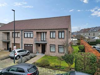 Voor meer info of een bezoek, bel 053 59 49 31 - Deze instapklare halfopen bebouwing is gelegen in een zeer rustige buurt te Aalst. Dankzij...