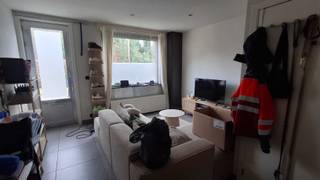 Woning te huurDeze woning is in 2018 totaal gerenoveerd, nieuwe vloeren, elektriciteit, verwarming, isolatie, dubbel glas als ook een nieuwe keuken...