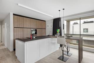<p>Uniek appartement met 2 ruime slaapkamers, gunstig gelegen aan de Mechelbaan in het dorpscentrum van Peulis (2580 Putte).</p><p></p><p>Dit knap appartement met 2 slaapkamers is gelegen op de tweede verdieping van een recente residentie, bouwjaar 2018, en is vlot toegankelijk via lift of trap. Het appartement is functioneel ingedeeld en werd afgewerkt met duurzame kwaliteitsmaterialen en steeds met de grootste zorg onderhouden. Via de inkomdeur komt u in de leefruimte met open keuken met keramische kookplaat, dampkap, koelkast, vaatwasser, combi-oven, dubbele gootsteen en kookeiland met aparte televisie. Het appartement heeft aan de voorzijde een balkon en aan de zijgevel een ruim terras, Verder is er een ruime berging in het appartement, een apart toilet, een ruime badkamer met ligbad, inloopdouche en dubbele lavabo.</p><p></p><p>Een gunstig EPC label A.</p><p></p><p>Parkeergelegenheid is gegarandeerd dankzij de ondergrondse ruime privatieve autostaanplaats voor 2 wagens achter elkaar met privatieve grote berging aansluitend de autostaanplaats. Deze autostaanplaats is verplicht mee te huren aan € 90 / maand.</p><p></p><p>De totaalprijs bedraagt dus € 1250 + € 90 (provisie kosten) + € 90 (autostaanplaats</p><p></p><p>Het geheel voorziet ook :</p><p>- Gemeenschappelijke fietsenstalling</p><p>- Gemeenschappelijke fitness</p><p>- Gemeenschappelijke tuin met bijgebouw en speeltuintje</p>