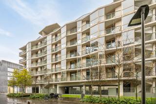 <p>Welcome to 't Nieuw Zuid, the hotspot of Antwerp where we not just live, but also experience. We find this apartment in the “Zuidertuin” building, an architectural gem of less than 10 years old that takes its name from the large roof garden where residents and visitors can enjoy an exceptional view over the Scheldt and the City. Living here means enjoying the lively atmosphere with trendy cafes, boutiques and art galleries within easy reach, while still retaining the tranquility of your own home. The apartment itself is located on the third floor and exudes absolute luxury. With a generous surface area of ​​103m², it offers a large, sunny living space that is bathed in natural daylight thanks to the large windows on either side, followed by a cozy terrace (7.3 &amp; 15m²). There is even a winter garden, inspired by the Flemish verandas, where you can fully enjoy the view even on less sunny days. The open kitchen with cooking island is a real eye-catcher and is also fully equipped with high-quality appliances - a dream place for every hobby chef among us. There are also 2 spacious bedrooms, each with its own ensuite bathroom, guaranteeing privacy and comfort.</p>
<p>Technical data: Energy efficient! Van Robbrecht en Daem architects, double glazing, insulated, individual gas central heating, laundry and basement storage... Monthly costs are +- € 167.</p>
<p>Urban planning information and soil certificate available. Is not located in a risk zone for flooding (P and G score C). Renovation obligation not applicable.</p>