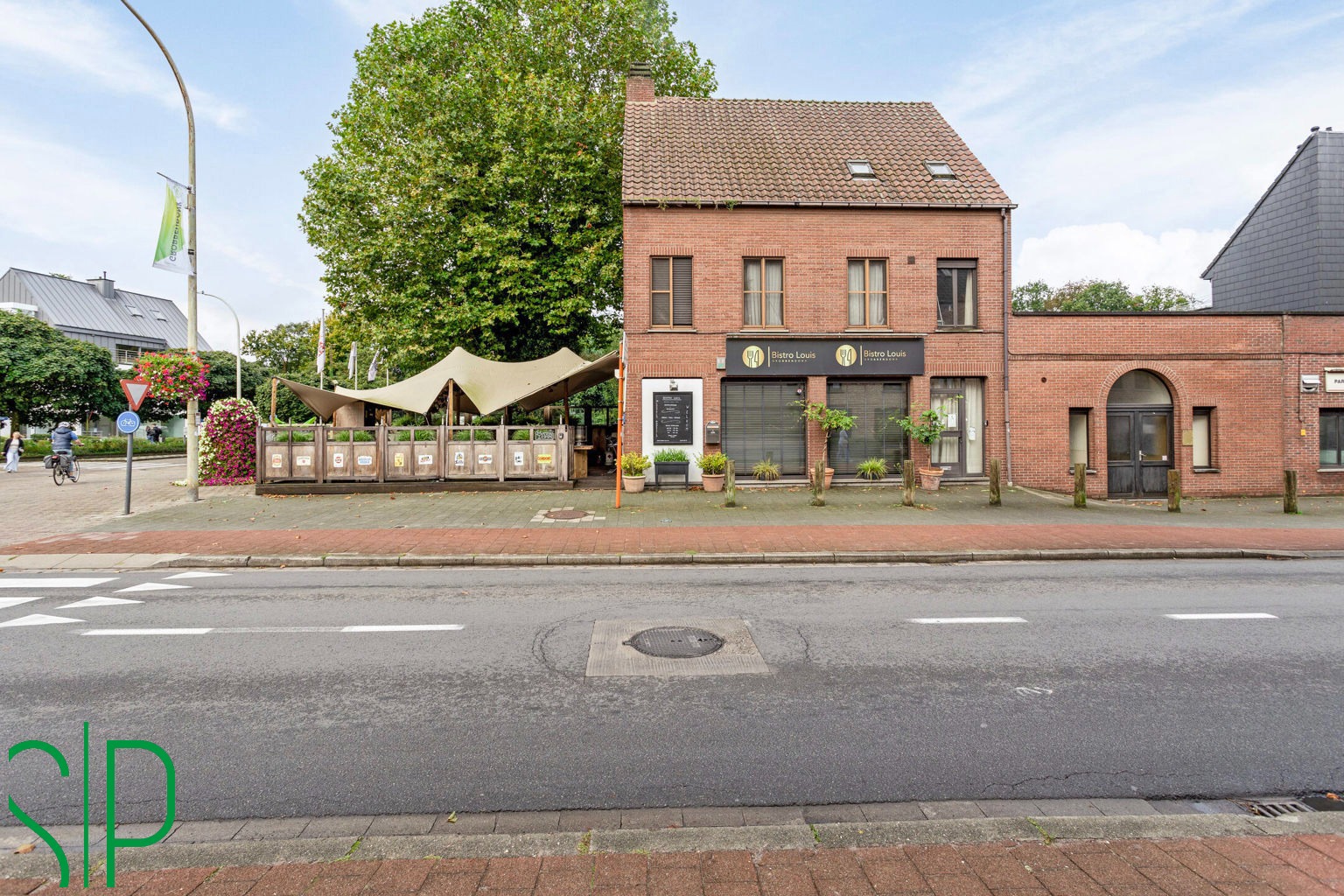 Opbrengsteigendom met 2 handelspanden en 2 appartementen. - foto 1