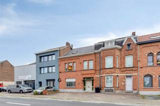 <p>Dit charmante gezinshuis ligt aan de rand van Aalst, vlak bij het stadscentrum, de OLV-campus, evenals het openbaar vervoer.</p><p>Op het gelijkvloers beschikt de woning over een ruime inkomhal, een gezellige zitkamer, een woonkamer, een grote en zeer goed uitgeruste keuken, een apart toilet, een badkamer met toilet, dubbele wastafel en douche, en een wasruimte. De woning beschikt tevens over een ingericht terras en een diepe tuin, een serre en een tuinhuisje. Ook aan opbergruimte is geen gebrek: aan de achterzijde bevindt zich een ruime voormalige stal met twee verdiepingen, ideaal voor het opbergen van allerlei materiaal of andere uitrusting.</p><p>Op de eerste verdieping bevinden zich twee ruime slaapkamers. Een vaste trap leidt naar de zolderkamer, die u naar eigen wens kunt inrichten als derde of vierde slaapkamer, als opslagruimte, als hobbykamer, als kantoor of als extra leefruimte.</p><p>Het huis is tevens voorzien van rolluiken, centrale verwarming op gas, een waterput, een conform elektrische installatie, een conformiteitsattest voor verhuur en bewoning, en beschikt over een gunstig EPC C-label, wat betekent dat er geen renovatieverplichting geldt.</p><p>Na ontvangst van de biedingen behoudt de verkoper zich het recht voor om al dan niet te verkopen aan het beste bod. De vermelde prijs is bijgevolg niet bindend voor de verkoper.</p><p>Meer info via 053/70.23.67 of info@derick.be</p>
