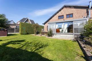 <span><strong>Ruime eengezinswoning op een centrale locatie in Roosdaal </strong></span><br /><br />Bent u op zoek naar een instapklare woning in Roosdaal? Wij bieden deze eengezinswoning met <strong>5 slaapkamers</strong> gelegen op de Ninoofsesteenweg 228. De woning geniet van topbereikbaarheid met winkels, scholen en openbaar vervoer op wandelafstand. <br />Met de wagen sta je tevens vlot in centrum van Roosdaal, Ternat en Ninove. <br /><br />Kortom, de ideale woning voor grote gezinnen die graag vlot bereikbaar wonen! <br /><br /><span>Indeling </span><br /><br />We komen binnen in een grote inkomhal met apart gastentoilet. De inkomhal biedt toegang tot de lichtrijke woonkamer (36m²), een bureauruimte (12m²) met aparte ingang (ideaal voor vrij beroep), een grote slaapkamer (16m²) en een gerenoveerde badkamer met douche en ligbad. <br />Verder vinden we op het gelijkvloers een volledig geïnstalleerde keuken met aansluitend een prachtige veranda (23m²). <br /><br />Op het eerste verdiep vinden we 4 slaapkamers (15-19-15 en 10m²) en een zolderruimte. <br /><br />De woning beschikt daarnaast over een inpandige garage voor 2 wagens en verschillende kelderruimtes, samen goed voor 74m². <br />Daarnaast doet de oprit eveneens dienst voor het parkeren van 4 wagens.<br /><br />Als kers op de taart beschikt de woning nog over een grote tuin met zuidoriëntatie én hottub! Ideaal om volledig tot rust te komen!<br /><br /><strong>Klaar om van dit huis uw nieuwe thuis te maken?</strong><br /><span>Contacteer ons vandaag nog voor een bezoek ter plaatse!</span><br /><br /><strong>info@impromove.be - 02 887 80 56</strong>