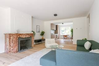Op een gegeerde locatie in Sint-Amandsberg bevindt zich dit uitzonderlijk kwalitatief gerenoveerde appartement, waar een hoogwaardige afwerking en hedendaags wooncomfort centraal staan. U geniet hier van een rustige woonomgeving, terwijl winkels, scholen, openbaar vervoer en het historische centrum van Gent zich op korte afstand bevinden.<br /><br />Via de ruime inkomhal bereikt u de lichtrijke leefruimte met open keuken. De grote raampartijen zorgen voor veel natuurlijk daglicht en bieden een prachtig, vrij uitzicht op het omliggende groen. De volledig uitgeruste keuken beschikt over een vaatwasser, koelkast, diepvriezer, kookplaat en spoelbak.<br /><br />Het appartement beschikt over drie volwaardige slaapkamers, twee badkamers en een apart toilet. De combinatie van ruimte, een kwalitatieve afwerking en een praktische indeling maakt dit appartement bijzonder geschikt voor gezinnen of wie op zoek is naar extra wooncomfort.<br /><br />Troeven:<br />• Kwalitatieve totaalrenovatie<br />• 3 volwaardige slaapkamers<br />• 2 badkamers<br />• Instapklaar en energiezuinig<br />• Lichtrijke leefruimte met open keuken<br />• Prachtig vrij uitzicht op het groen<br />• Rustige ligging in Sint-Amandsberg<br />• Vlotte verbinding naar Gent, invalswegen en openbaar vervoer<br /><br />Een unieke opportuniteit voor wie op zoek is naar een stijlvolle en instapklare woonst waar kwaliteit, ruimte en een groene omgeving perfect samenkomen.<br /><br /><br />Voor meer informatie of een bezoek, contacteer Thomas via thomas@vicusvastgoed.be of op het nummer 0474 26 27 58.