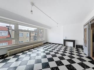 <p><strong>Aangenaam en lichtrijk appartement met twee slaapkamers </strong><br />Gelegen op de 3e verdieping (zonder lift) in het centrum van Jette.</p>
<p>U komt binnen via een inkomhal met handige bergruimte en een apart toilet. De ruime leefruimte van 28 m² zorgt voor een gezellige woonomgeving, aansluitend op een ingerichte keuken. Verder beschikt het appartement over twee slaapkamers (8 m² en 13 m²), een badkamer met lavabo en een douche in bad, evenals een aangenaam gesloten balkon. Extra bergruimte vindt u in de privatieve kelder.</p>
<p>EPC: 205 kWh/m² (label D).</p>
<br />
<p></p>