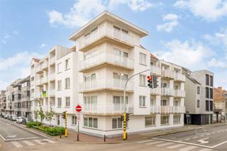 <p><strong>Appartement clé en main de 2 chambres (±71 m²) avec 2 salles de bains et terrasses </strong></p><p>Appartement bien entretenu avec un <strong>espace de vie lumineux</strong>, une <strong>cuisine entièrement équipée</strong>, <strong>2 chambres</strong>, <strong>2 salles de bains</strong>, des toilettes séparées et un débarras avec branchement pour machine à laver.</p><p><strong>Caractéristiques :</strong></p><ul><li><p>EPC <strong>C</strong> & électricité conforme</p></li><li><p>Chauffage électrique par pièce</p></li><li><p>Vitrage insonorisé</p></li><li><p>Revêtement de sol stratifié dans les pièces à vivre et les chambres à coucher</p></li><li><p>Carrelage dans la cuisine, les salles de bains et le hall d'entrée</p></li></ul><p><strong>Extras :</strong></p><ul><li><p>Plusieurs terrasses, dont un <strong>balcon orienté sud-est</strong></p></li><li><p>Abri à vélos, local à poubelles & hangar commun</p></li></ul><p>Excellente situation et agencement efficace - <strong>prêt à l'emploi et confortable</strong>.</p>