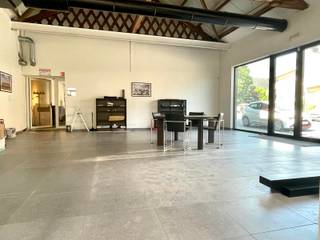 Te huur: Loods/ handelspand met kantoorruimte te Aalst. Dit handelspand is gelegen aan een invalsweg van Aalst nabij autostrade richting...