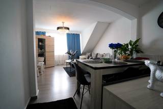 Wonen in deze gezellige straat met alle winkels, bussen en scholen ? Dat kan hier.<br />2 slaapkamers. Keuken en badkamer kan er nog door.<br />Vernieuwde ramen en CV-ketel.