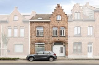 Huis te koop in Ieper centrum met 3 slaapkamers, koer en vaste trap naar de zolder. Mogelijkheid tot minimum 2 extra kamers. Geen renovatieverplichting! Er zijn al heel wat goeie werken uitgevoerd, waaronder de dakrenovatie en isolatie en de vernieuwing van een groot deel van de ramen. De woning bestaat uit: Gelijkvloers: Ruime inkomhal met apart toilet - Lichtrijke woonkamer met aansluitende keuken voorzien van basiscomfort - Ruime bergingen op gelijklvoers. Verdiep +1: Nachthal - 3 slaapkamers (+ vaste trap naar de zolder) Verdiep +2: Ruime zolder met mogelijkheid tot extra kamers. Buiten: Stadstuin/koer. Ook interessant als investering. Bekijk ons rendementsrapport in documenten waar we al rekening houden met een renovatiebudget van 20.000 euro voor opfrissingen. ALGEMEEN: - Uitstekende locatie vlakbij het centrum en A19. - Dak reeds vernieuwd en geïsoleerd - Gros van de ramen vernieuwd in HR-glas - Vaste trap naar zolder- Mogelijkheid tot extra kamers- Geen renovatieplicht