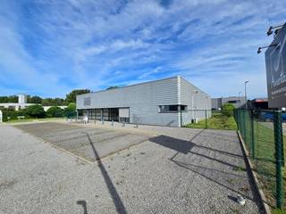 Bedrijfsgebouw - groot 831m² - centraal gelegen op het industrieterrein te Zonhoven, vlakbij de N715 Zonhoven Houthalen -Bree en tussen de afritten nr. 30 Midden-Limburg &amp; nr. 31 Genk-Centrum E314. Het perceel van 3821m² beschikt over een verharde en ruime onverharde buitenruimte. <br /><br />INDELING: Inkomhal; Showroom; Burelen met vergaderruimtes en kitchenette (300m²) en magazijnruimte (300m²); toegankelijk via sectionaalpoort (4 meter). Opslagruimte van 240 m² voorzien boven de burelen. <br /><br />TECHNISCHE KENMERKEN: <br />Magazijn: Luchtverwarming op aardgas; Burelen: gaswandketels en radiatoren, airco's voorzien; Kantoren en magazijn zijn voorzien van gepolierde beton, showroom in tapijt; <br />Alarmsysteem aanwezig. <br />380V aanwezig;<br />Volledig omheind met elektrische poort; <br />Ruime parkeer- en manoeuvreerruimte op het terrein; <br /><br />Achter en vooraan het gebouw bevindt zich een verharde buitenzone; achteraan het gebouw een ruime onverharde buitenzone.<br /><br />EPC: X - Certificaatnummer: 20230818-0011453978-NR-1.<br />Onroerende voorheffing en brandverzekering ten laste van huurder.<br /><br />Voor meer info, bezichtiging bel Dario 0472/092 756, dario@limburgsvastgoed.be of 011/22.19.17 of www.limburgsvastgoed.be