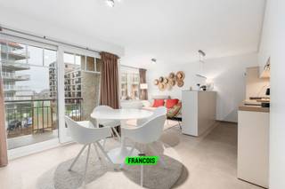 In een recente en uiterst verzorgde residentie bevindt zich dit stijlvol appartement op de eerste verdieping. Het pand beschikt over een ruim terras met een bijzonder gunstige oriëntatie, ideaal om de hele dag van het zonlicht te genieten.<br /><br />Het appartement werd afgewerkt met hoogwaardige materialen en uitzonderlijke aandacht voor detail. De volledig uitgeruste keuken is voorzien van alle nodige toestellen en sluit naadloos aan op de lichtrijke leefruimte, die directe toegang biedt tot het ruime terras. Daarnaast beschikt het appartement over een royale slaapkamer met design inbouwkasten, een moderne badkamer met inloopdouche, een apart gastentoilet en een praktische berging met de nodige aansluitingen.<br /><br />Dankzij de centrale verwarming op aardgas en het energiezuinige karakter (label A) geniet je hier van een uiterst comfortabele woonomgeving. De elektriciteit werd bovendien volledig gekeurd en is conform de geldende normen. Extra bergruimte is aanwezig in de private kelderberging, en het gebouw biedt eveneens een handige fietsenberging.<br /><br />Tot slot bestaat de mogelijkheid om een garagebox in dezelfde residentie aan te kopen. Deze ruime garagebox beschikt over volgende afmetingen:<br /><br />- Breedte: 3 m<br /><br />- Diepte: 15 m<br /><br />- Hoogte: 2 m<br /><br />Benieuwd naar meer? Aarzel niet om een bezoek in te plannen en ontdek zelf de vele troeven van dit prachtige appartement.<br /><br />