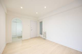 <p><strong>Dit appartement bevindt zich op de vijfde verdieping en biedt een uitzonderlijke woonervaring op een toplocatie in Antwerpen, pal naast alle voorzieningen en met een uniek uitzicht op het Stadspark.</strong></p><p><br /></p><p>Bij binnenkomst word je verwelkomd in een ruime inkomhal met veiligheidsdeur. Vanuit hier stap je de lichtrijke leefruimte binnen, waar je dankzij de grote raampartijen geniet van een prachtig zicht op het groen.</p><p>De eerste slaapkamer beschikt over een eigen badkamer met douche én een apart toilet. De tweede slaapkamer is uitgerust met ingemaakte kasten en heeft een ensuite badkamer met dubbele lavabo, bad, douche én eveneens een apart toilet. Daarnaast is er nog een derde volwaardige slaapkamer. Verder is er een derde afzonderlijke douchekamer met toilet, wat dit appartement extra comfortabel maakt.</p><p>De grote, goed verlichte keuken sluit perfect aan bij het royale karakter van de woning en biedt bovendien een bijzonder ruime en zonnige eethoek — ideaal om gezellig te tafelen of te werken met uitzicht.</p><p><br /></p><p><strong>Extra troeven: </strong>170 m² woonoppervlakte - optioneel autostaanplaats (€100/m) - uniek uitzicht op het Stadspark - recente totaalrenovatie - zeer ruime en zonnige eethoek in de keuken - drie badkamers (waarvan twee ensuite) - centrale ligging nabij winkels, horeca en openbaar vervoer.</p><p><br /></p><p>Bezoek mogelijk na aanmaken huurdersprofiel via https://mijnhuurprofiel.be/property/da99e384-1cd6-46b0-a7e1-6e6ef892b5d8</p><p><br /></p>