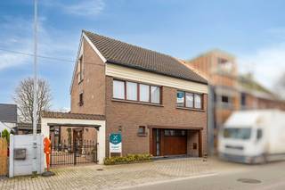 Exclusieve, uiterst ruime gezinswoning met wellnessfaciliteiten op toplocatie in Bottelare In het hart van Bottelare bevindt zich deze...