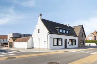 Welkom in deze halfopen bebouwing met garage, gelegen in het mooie Ouwegem. Deze woning biedt tal van mogelijkheden en is ideaal voor wie graag de handen uit de mouwen steekt en op zoek is naar een woning die volledig naar eigen smaak kan worden ingericht.<br /><br />Bij binnenkomst word je verwelkomd in de inkomhal, die toegang biedt tot de woonkamer en de eetkamer. Aansluitend bevindt zich de keuken, die uitkijkt op de veranda en de knusse tuin. Deze buitenruimte biedt heel wat potentieel en kan verder worden ingericht zoals geïllustreerd op de foto’s.<br />Op het gelijkvloers vind je daarnaast nog een slaapkamer, een droge kelder en praktische buitenbergingen met een toilet en toegang tot de garage. De eerste verdieping telt twee ruime slaapkamers.<br /><br />Dankzij de brede gevel en de solide basis biedt deze woning tal van uitbreidings- en renovatiemogelijkheden. Kortom, een interessante opportuniteit voor starters of handige kopers die op zoek zijn naar een betaalbare woning met potentieel in een gegeerde omgeving.<br /><br />Meer info of een bezoek? Neem gerust contact op via emre@devastgoedlink.be of bel naar 0456 65 05 26