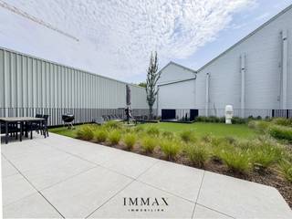 Dit instapklaar gelijkvloers appartement met zuid-gerichte tuin &amp; ruim terras is rustig gelegen op wandelafstand van het centrum van Brugge en diverse winkels. <br />Dankzij de gunstige oriëntatie en grote raampartijen geniet u hier van een uitzonderlijk lichtrijke woonbeleving.<br /><br />Indeling:<br />Inkomhal met gastentoilet en een stijlvolle stalen deur die de inkom scheidt van de leefruimte - lichtrijke leefruimte met een open, trendy ingerichte keuken, uitgerust met de nodige hedendaagse toestellen. Vanuit de leefruimte heeft u zicht op én directe toegang tot het ruime terras (30 m²) en de aangelegde zuid-gerichte tuin (150 m²) met amper tot geen onderhoud - praktische wasplaats/berging - badkamer met inloopdouche en dubbele lavabo - nachthal met extra berging - 2 ruime slaapkamers, die beide eveneens toegang bieden tot het terras en de tuin.<br /><br />Troeven:<br />- Aankoop onder registratierechten (2% of 12%)<br />- Direct instapklaar<br />- Energiezuinig (incl. zonnepanelen)<br />- Rustig gelegen op wandelafstand van centrum Brugge en diverse winkels<br />- Grote zonnige tuin met terras<br /><br />Voor verdere informatie of vrijblijvend bezoek contacteer Céline op 0476/60 60 23 of mail naar celine@immax.be