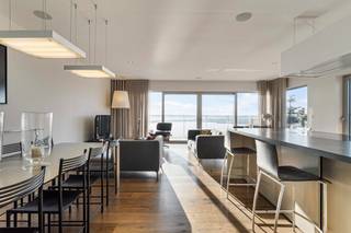 <p>Een adembenemend uitzicht over het Galgenweel en de skyline van Antwerpen, een lumineuze penthouse die grote rust uitstraalt.<br /><br />Een open inkomhal met ingemaakte kasten.<br />De leefruimte geeft via de grote schuifpuien toegang tot een zonovergoten terras.<br />De keuken voorzien van alle comfort met aansluitend een berging.<br />De master bedroom is achteraan gelegen en is uitgerust met ingemaakte kasten en ensuite badkamer met ligbad, lavabomeubel en toilet. Een klein terras.<br />De tweede slaapkamer is wederom voorzien van kamerhoge ingemaakte kasten en een aparte douchekamer met lavabomeubel en douche. <br />Overal parketvloeren. Apart toilet.<br />Verder een aangename bureauruimte met terras. Hier kan indien gewenst nog een derde slaapkamer van gemaakt worden.<br />Ondergronds geniet u van een grote garagebox en een kelderberging.</p>