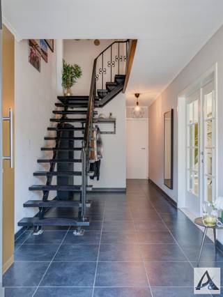 <h3><span>COMFORTABELE EN GERENOVEERDE EENGEZINSWONING OP RUSTIGE LOCATIE NABIJ HET GROEN</span></h3><p><span>Welkom in deze instapklare eengezinswoning, rustig gelegen in de aangename woonwijk Jonkherenbos. Deze kindvriendelijke buurt combineert een groene omgeving met een uitstekende bereikbaarheid. Scholen, winkels en andere dagelijkse voorzieningen bevinden zich in de nabije omgeving, terwijl ook de verbinding naar omliggende steden en de autosnelwegen richting Antwerpen en Brussel vlot verloopt.</span></p><p><span>De woning onderging de voorbije jaren een grondige renovatie, waarbij comfort, duurzaamheid en energiezuinigheid centraal stonden. Zo werden onder meer het dak vernieuwd en geïsoleerd, de spouwmuren nageïsoleerd, nieuwe ramen geplaatst en de elektrische installatie volledig vernieuwd. Daarnaast werd een nieuwe gasketel geïnstalleerd en zorgen de aanwezige zonnepanelen voor een lagere energiefactuur. Ook het interieur kreeg een eigentijdse update met een vernieuwde keuken, badkamer en vloeren.</span></p><p><span>Bij het betreden van de woning komt u terecht in een ruime inkomhal met apart gastentoilet. De lichtrijke leefruimte vormt samen met de keuken een aangename leefomgeving, waarbij u vanuit de keuken geniet van een mooi uitzicht op de tuin. Aansluitend bevindt zich een praktische berging. De ruime, zonnige tuin vormt een ideale plek om te ontspannen of te genieten met het hele gezin en beschikt bovendien over een garage.</span></p><p><span>Op de eerste verdieping bevinden zich twee ruime slaapkamers, een derde kamer die momenteel dienst doet als dressing maar perfect kan ingericht worden als kinderkamer of bureau, en een volledig vernieuwde badkamer.</span></p><p><span>De tweede verdieping beschikt over een praktische zolder die uitstekend geschikt is als extra bergruimte.</span></p><h3><span>Indeling</span></h3><p><span>Gelijkvloers</span></p><ul><li><span>Ruime inkomhal </span></li><li><span>Apart gastentoilet </span></li><li><span>Lichtrijke leefruimte </span></li><li><span>Vernieuwde keuken met uitzicht op de tuin </span></li><li><span>Praktische berging </span></li><li><span>Ruime tuin </span></li><li><span>Garage </span></li></ul><p><span>Eerste verdieping</span></p><ul><li><span>Twee ruime slaapkamers </span></li><li><span>Derde slaapkamer / dressing / bureau </span></li><li><span>Vernieuwde badkamer </span></li></ul><p><span>Tweede verdieping</span></p><ul><li><span>Praktische zolder met extra opslagruimte </span></li></ul><h3><span>Troeven</span></h3><ul><li><span>Rustige en kindvriendelijke ligging in Jonkherenbos </span></li><li><span>Nabij groen, scholen, winkels en invalswegen </span></li><li><span>Grondig gerenoveerd </span></li><li><span>Vernieuwd dak met dakisolatie </span></li><li><span>Spouwmuurisolatie </span></li><li><span>Nieuwe ramen </span></li><li><span>Vernieuwde elektrische installatie </span></li><li><span>Recente gasketel </span></li><li><span>Zonnepanelen </span></li><li><span>Vernieuwde keuken, badkamer en binnendeuren </span></li><li><span>Lichtrijke leefruimtes </span></li><li><span>Ruime tuin met garage </span></li><li><span>Landelijke uitstraling dankzij de rustieke kasseien en de stijlvolle toegang in blauwe hardsteen </span></li></ul><p><span>Deze verzorgde woning combineert een rustige ligging met hedendaags wooncomfort en een energiezuinige afwerking. Dankzij de doordachte renovaties, de ruime tuin en de uitstekende bereikbaarheid is dit de ideale thuis voor jonge gezinnen of koppels die op zoek zijn naar een instapklare woning waar ze jarenlang zorgeloos kunnen wonen.</span></p><p><span>Interesse? Neem vandaag nog contact op via info@immopa.be of via 089/50.35.85 voor meer informatie of een bezichtiging.</span></p>