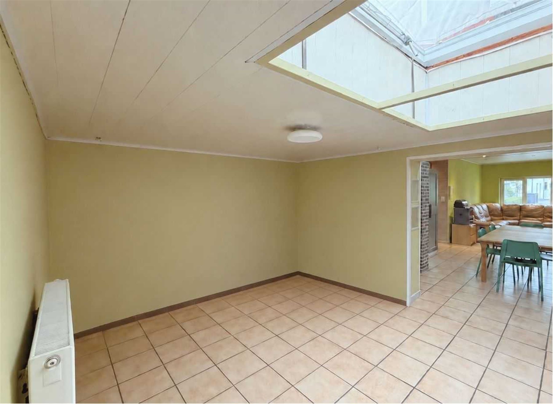 Ruime rijwoning met 3 slk's, tuin en polyvalent bijgebouw. - foto 4